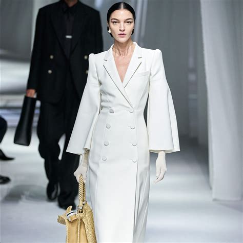 collezione pe18 dior ispirazioni|Dior: tutti i look della sfilata P/E 2021 .